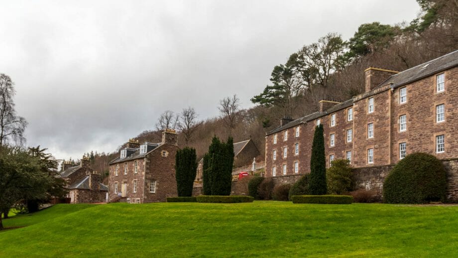 Blick auf die Arbeitersiedlung und das Haus von Robert Owen