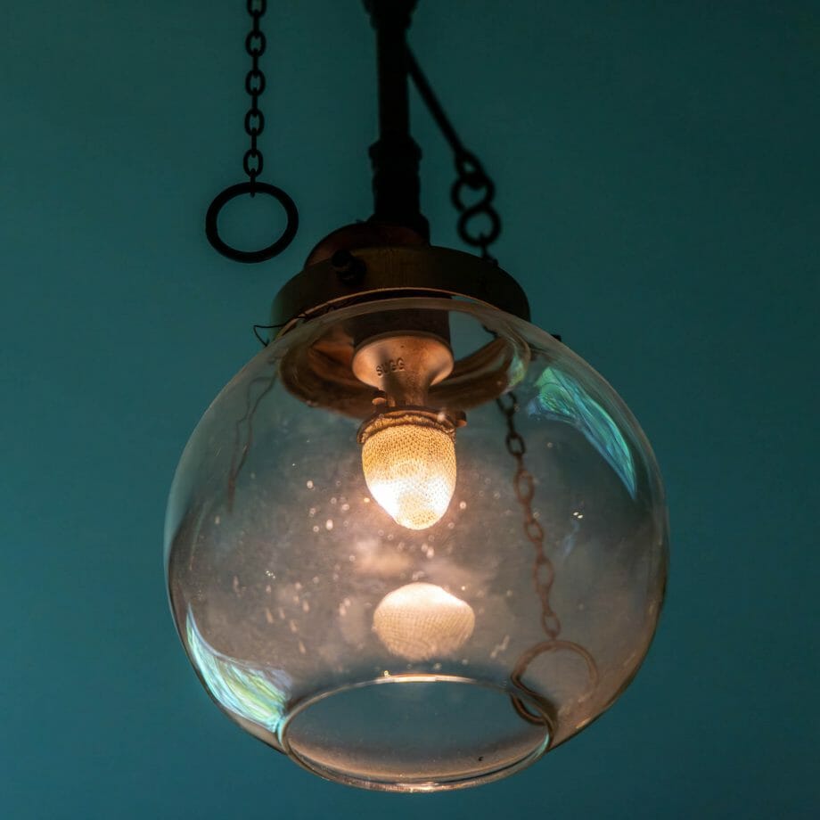 ein altes Gaslicht mit einem durchsichtigen Glasschirm