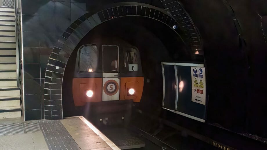 Eine U-Bahn fährt ein in Glasgow