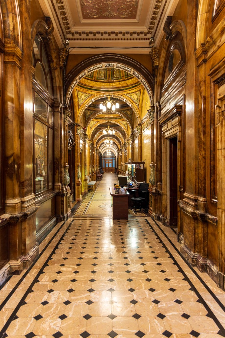 Der Councillers’ Corridor ist ein langer Gang, über dem sich mehrere kleine Gewölbedecken eröffnen Sie sind reich verziert.