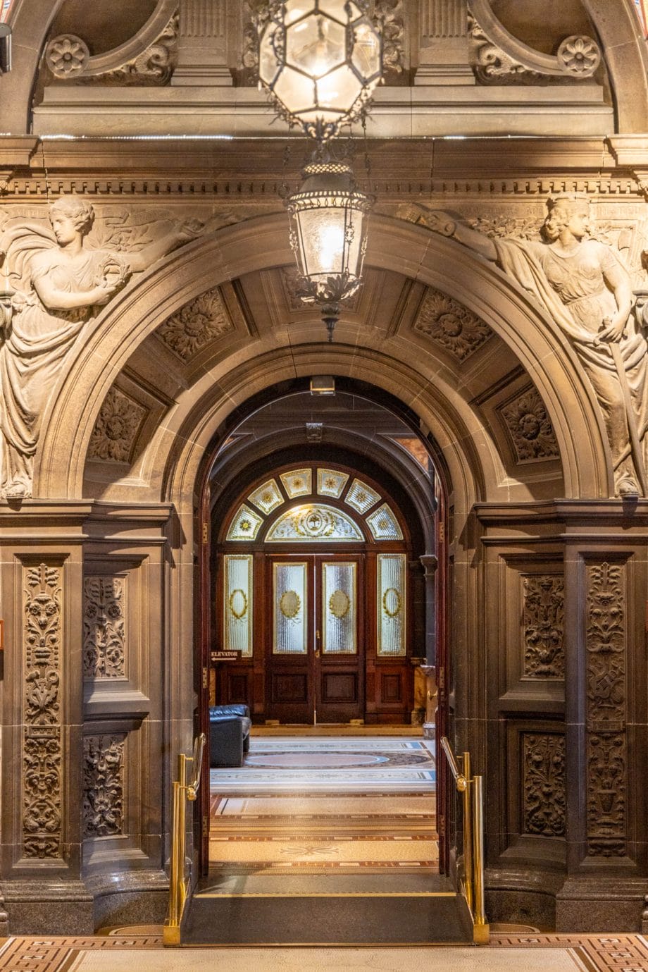 Ein Durchgang im Inneren des Rathauses von Glasgow sieht aus, wie ein römischer Triumphbogen.