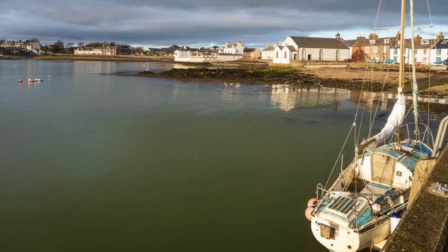 Blick über einen Hafen auf eine Häuserzeile auf der Isle of Whithorn