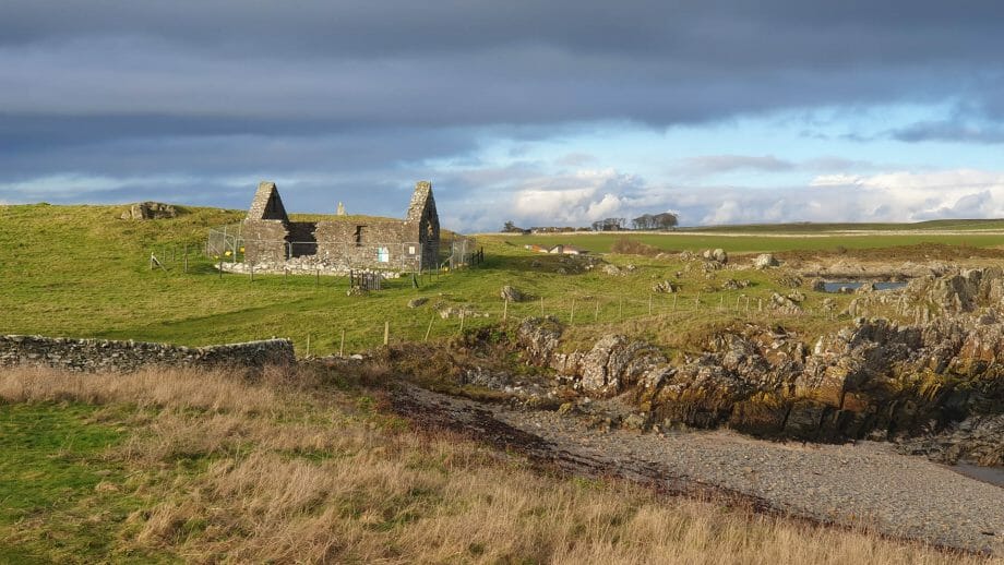 St Ninian’s Chapel - eine Ruine einer kleinen Kirche ohne Dach auf einem grünen Hügel nahe dem Meer