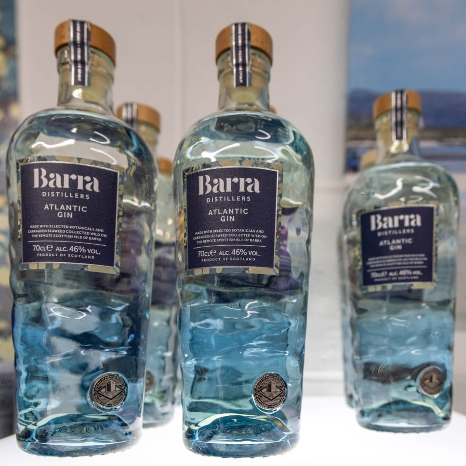 Drei Flaschen mit der Aufschrift Barra Gin