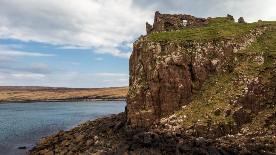 Die Ruine der Duntulm Castle thront auf einer Klippe an der Küste der Isle of Skye.