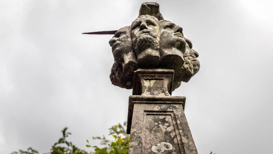 Sieben steineren Köpfe an der Spitze des Denkmals zur Well of the Seven Heads