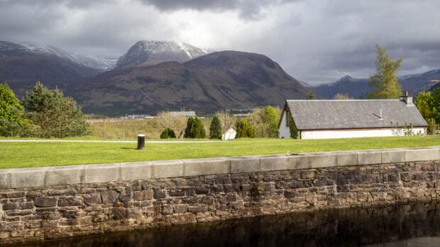 Der Berg Ben Nevis mit Schnee-bedecktem Gipfel.