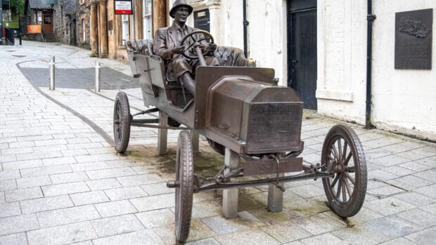 Die Branze Statue eines Oldtimers mit einem Fahrer darin. Es erinnert an den Ford T, der auf den Ben Nevis fuhr. 