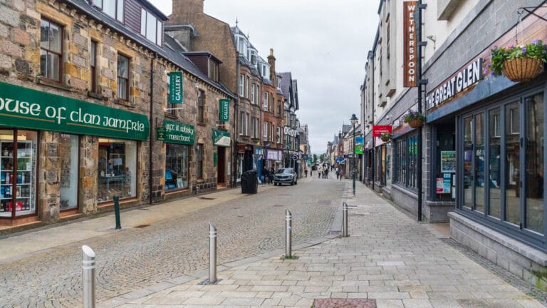 Eine Fußgängerzone mit teils alten Steinhäusern in Fort William