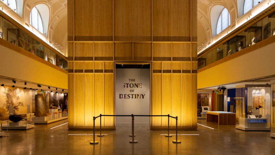 In der Mitte des Ausstellungsbereiches des Perth Museum dominiert die extra Behausung des Stone of Destiny