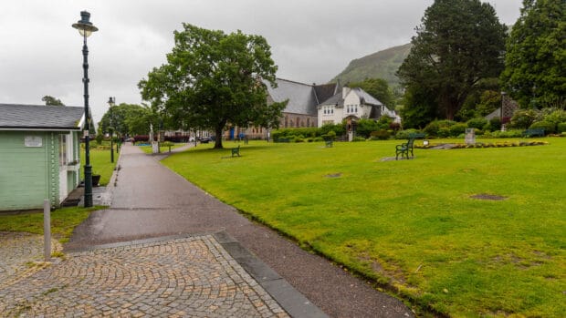 Ein grüner Park namens "The Parade".