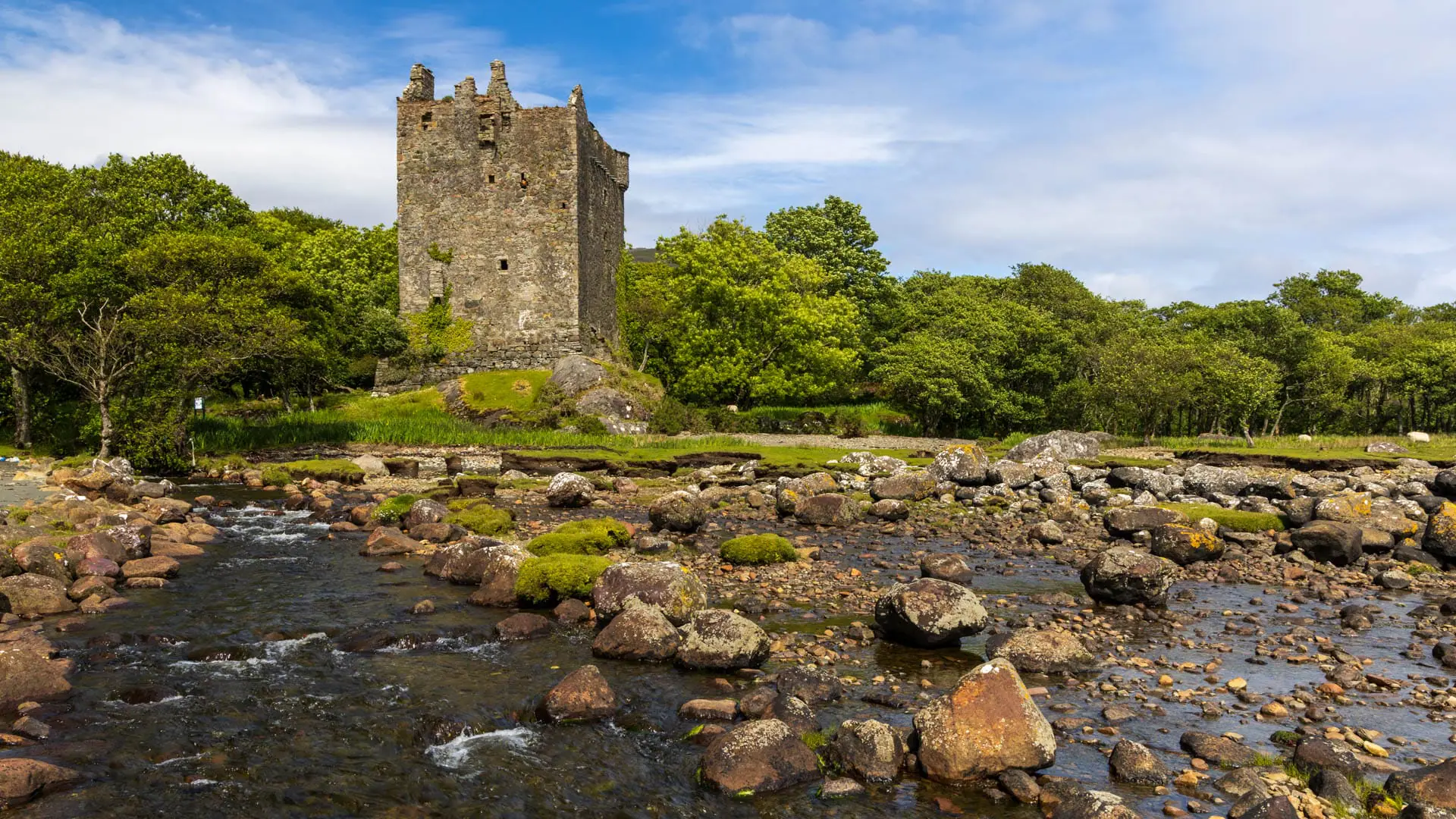 Lochbuie - green garden at the yellow hole