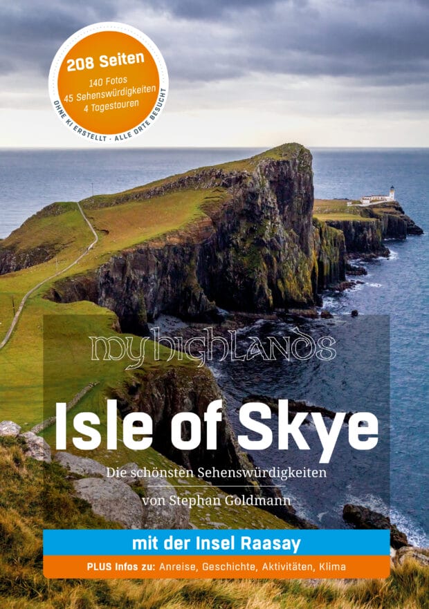Der Buchtitel des Reiseführers Isle of Skye mit einem Bild einer felsigen Landzunge ins Meer hinein, an deren Ende ein Leuchtturm steht. Der Himmel ist wolkig und düster.