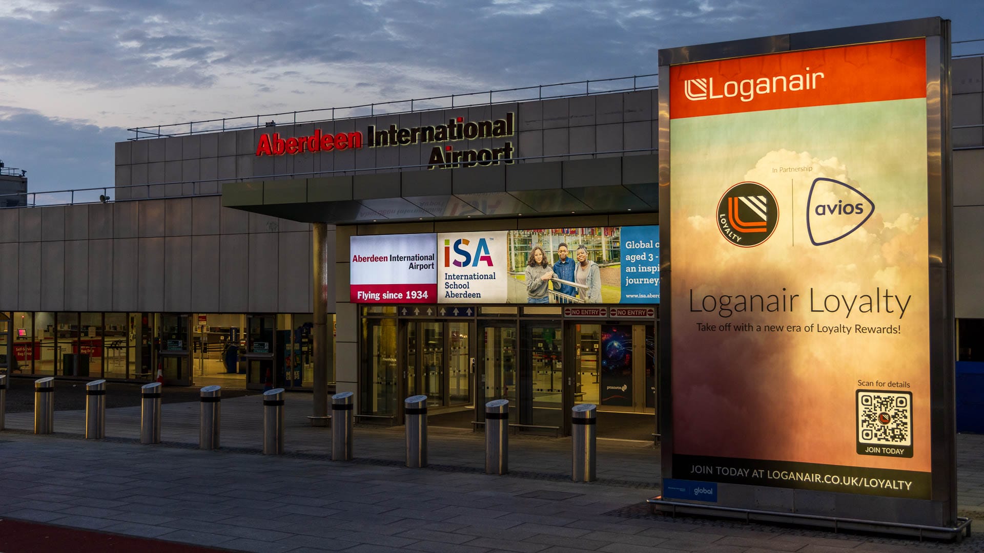 Der Eingang zum Flughafen von Aberdeen am Abend.