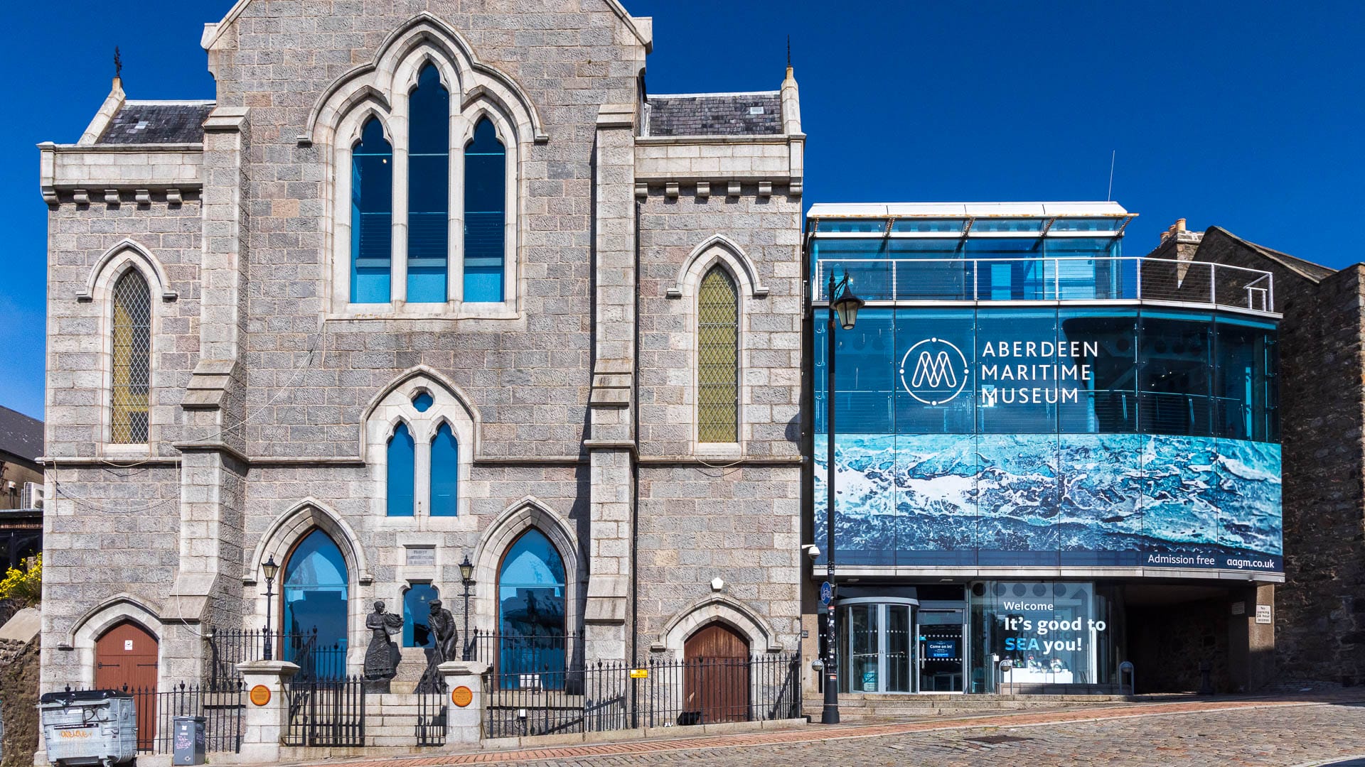 Das Aberdeen Maritime Museum besteht aus einer alten Fassade einer Kirche und einer modernen Erweiterung aus Glas und Stahl.