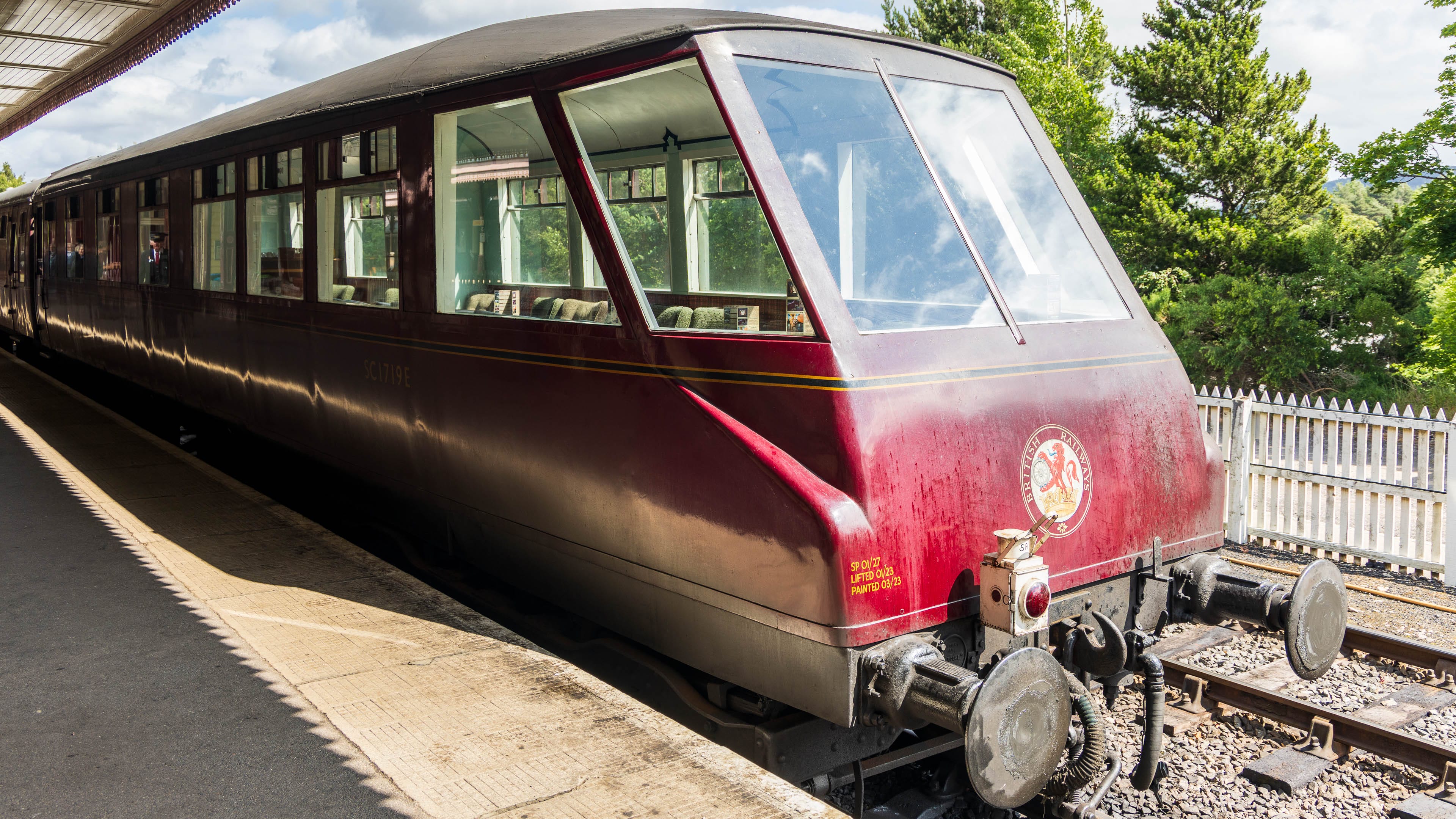 Zu sehen ist der Aussichts-Waggon "Coronation Observation Car" mit großen Fenstern und einer Schräge am Ende.