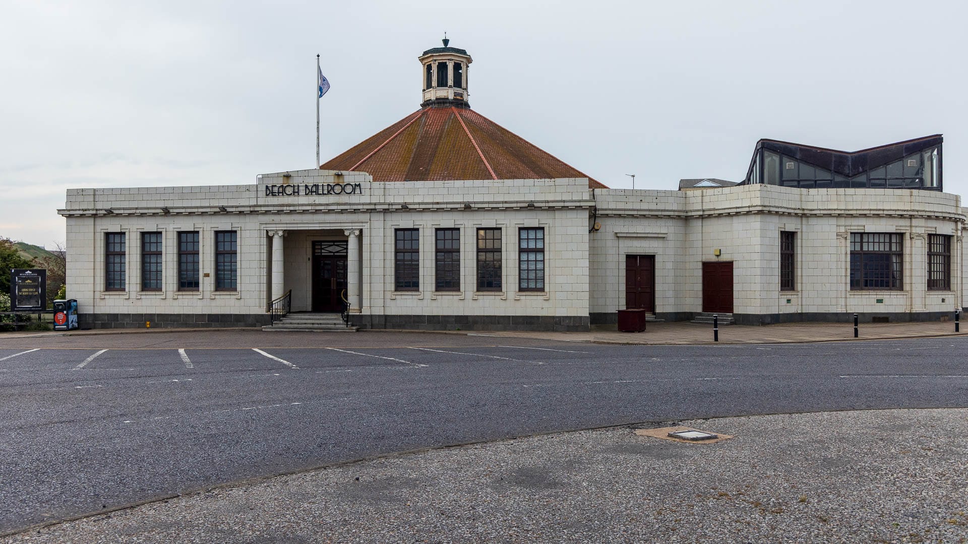 Der Beach Ballroom ist ein flaches Art Decó Gebäude nahe dem Strand von Aberdeen.