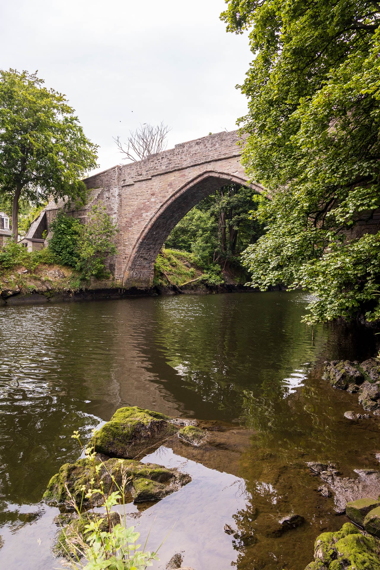 Eine alte Steinbrücke mit einem Spitzbogen spannt sich über den Fluss Don.