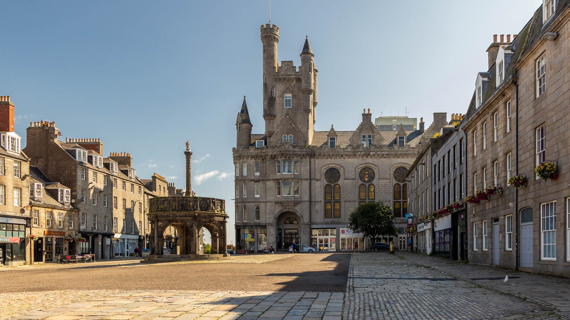 Das Castlegate mit dem Mercat Cross darauf.
