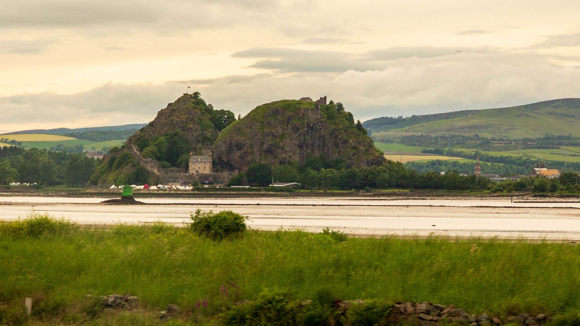 Der Dumbarton Rock ist ein großer Vulkanpfropfen am Fluss Clyde.