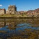 Eilean Donan Castle ist eine Burg auf einer kleinen Tideninsel, verbunden mit dem Land durch eine Steinbrücke.