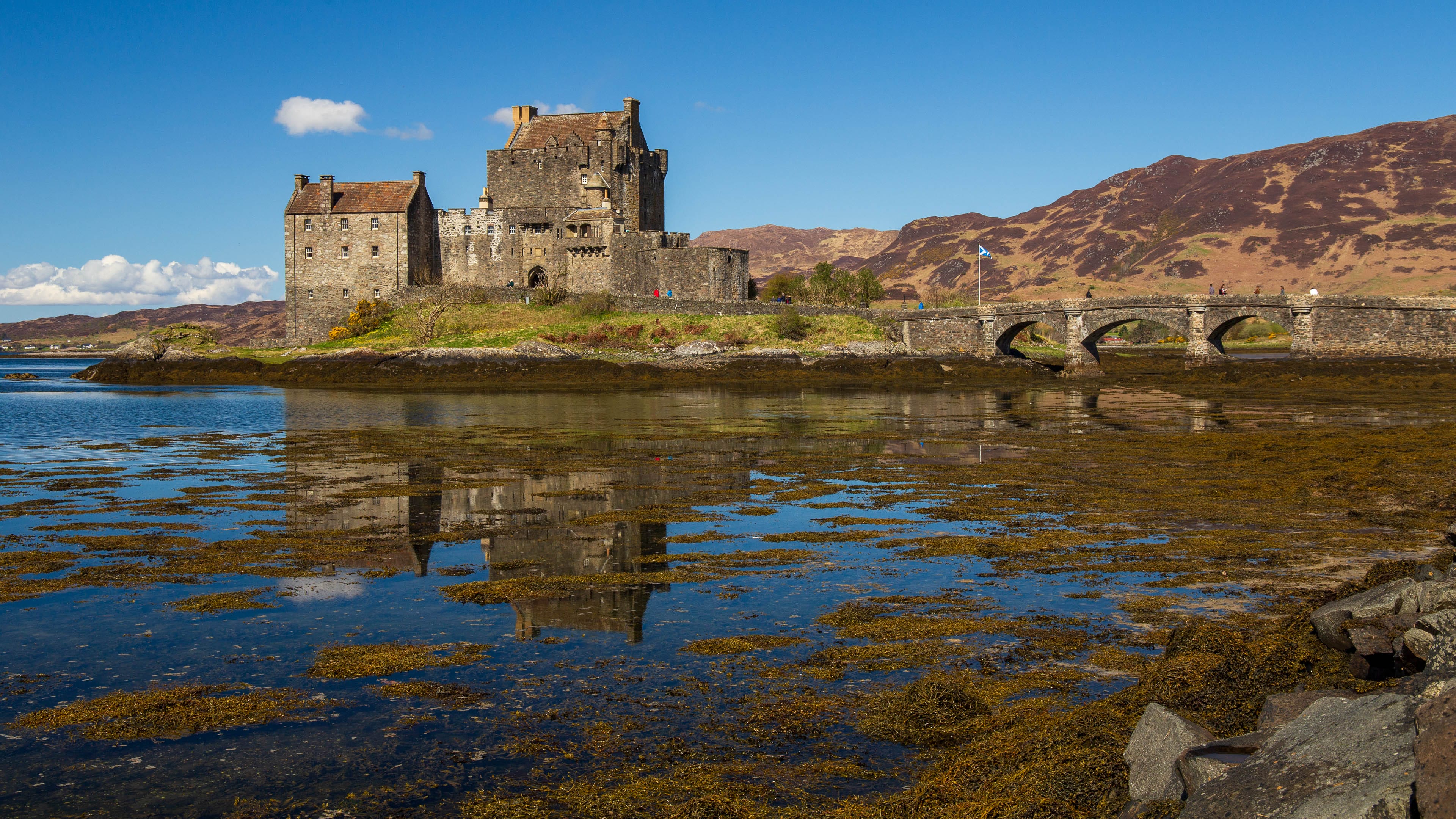 Eilean Donan Castle ist eine Burg auf einer kleinen Tideninsel, verbunden mit dem Land durch eine Steinbrücke.