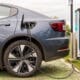 Das Heck eines Polestar 2 steht an einer Ladesäule für Elektroautos.