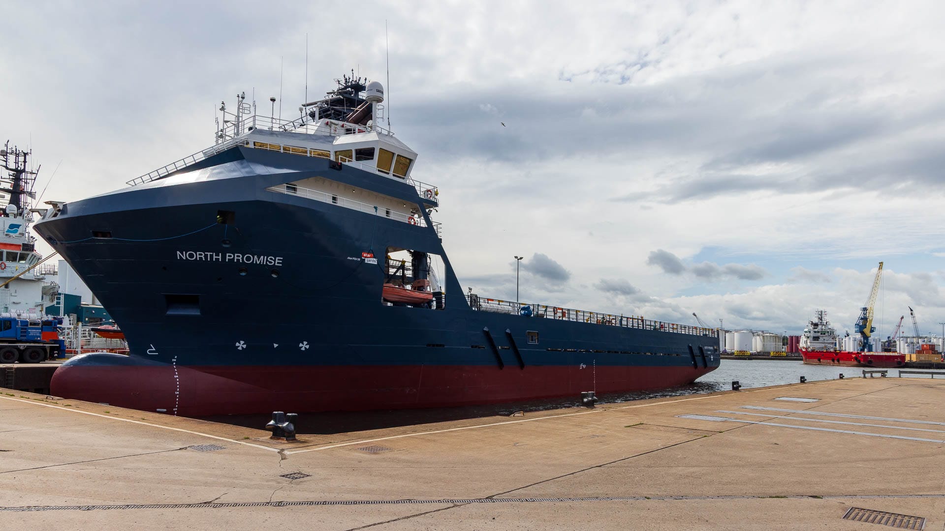 Im Hafen von Aberdeen liegt ein großes, blaues Schiff.