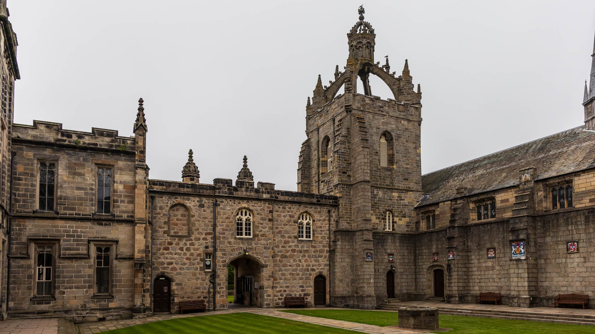 Der Innenhof des King’s College mit den Wappen an der Wand und dem beeindruckenden Kirchturm.