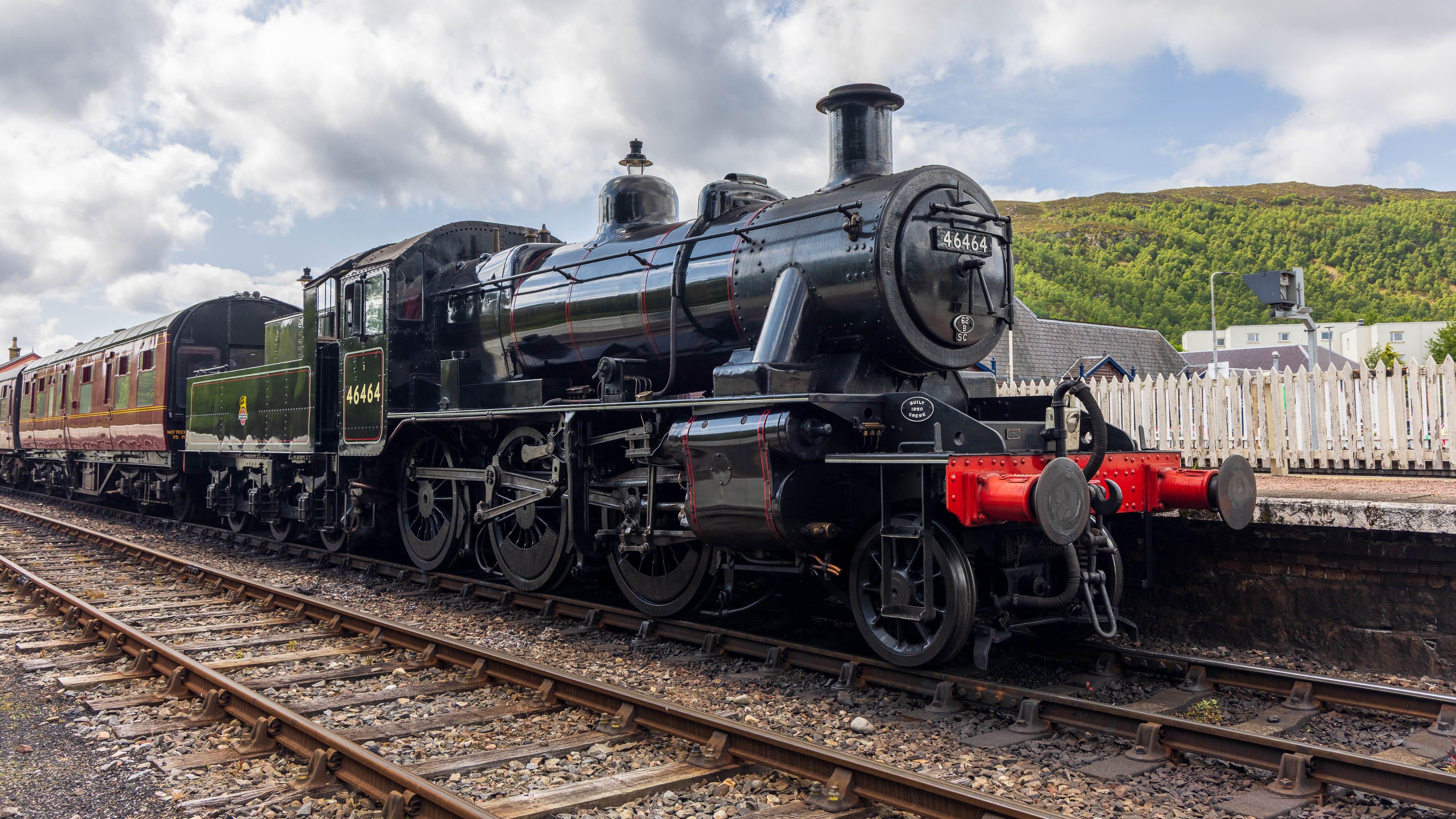 Die Dampflokomotive 46464 der Strathspey Railway am Gleis 3 in Aviemore Station.