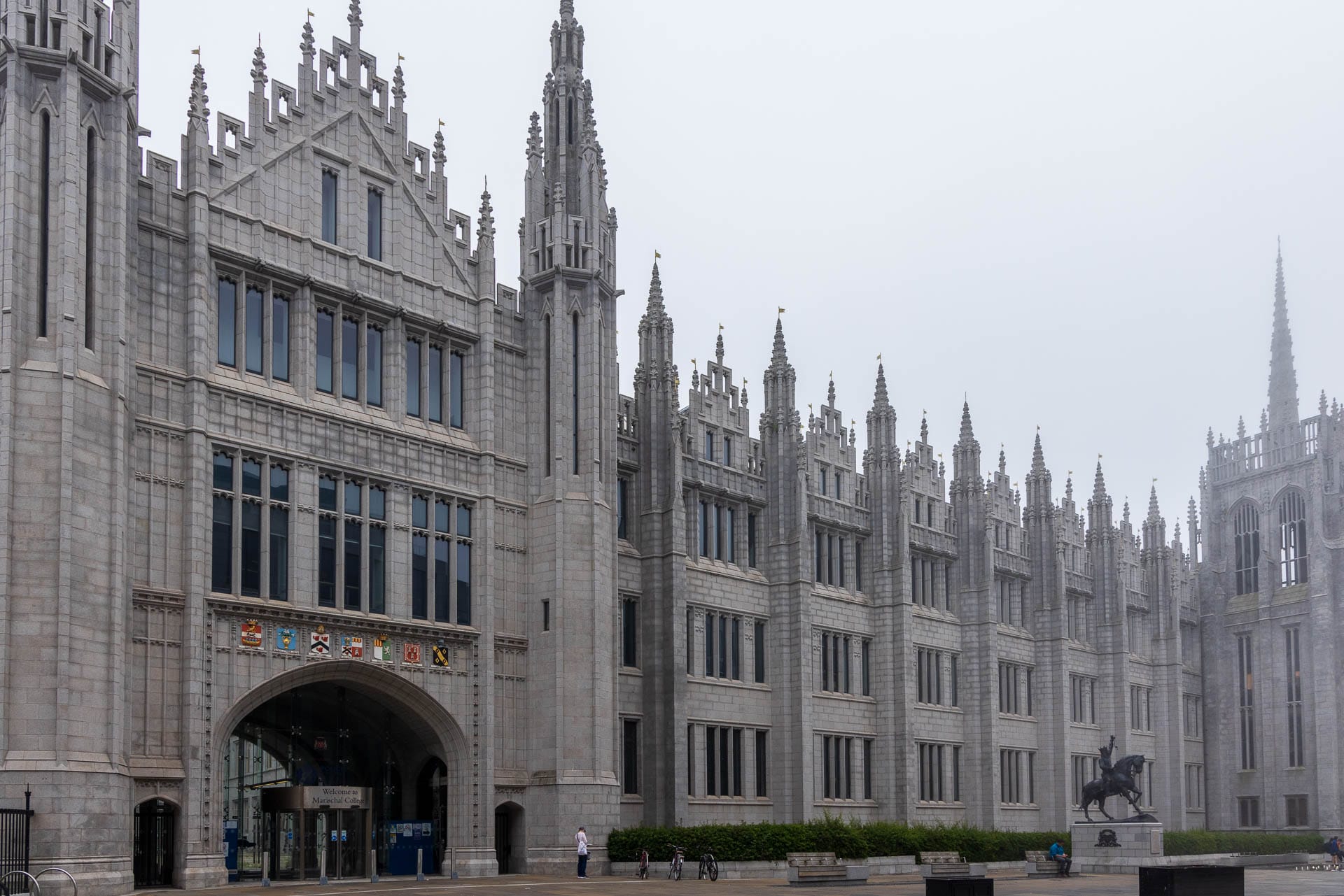 Das Marischal College in Aberdeen im Nebel.