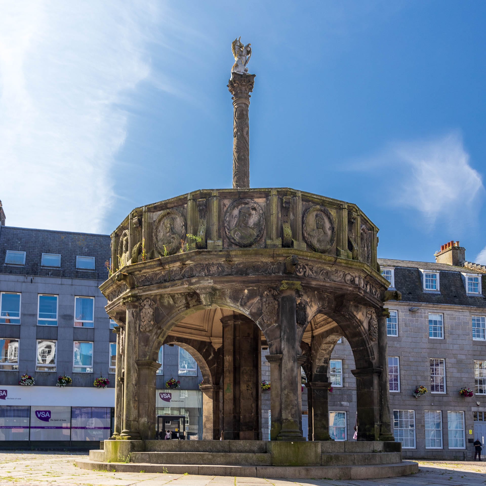 Das Mercat Cross von Aberdeen ist kein Kreuz, sondern ein Bau aus Bögen und einer Säule in der Mitte, auf der ein Einhorn thront.