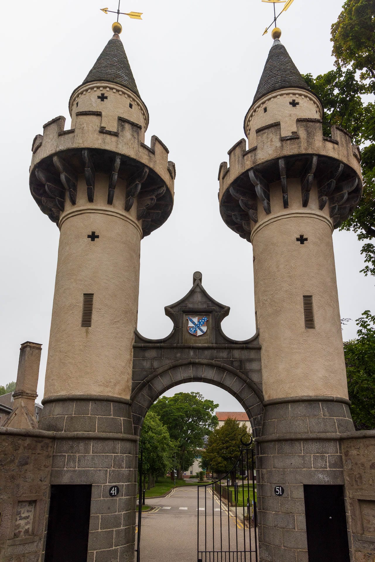 Das Powis Gate erinnert an zwei Minarette.