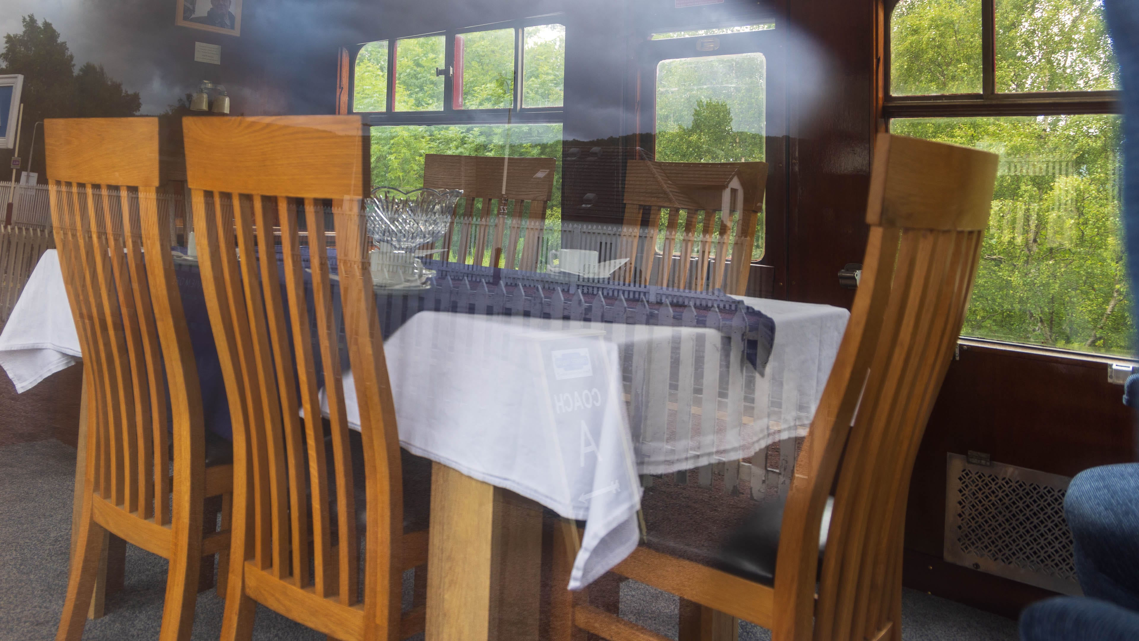 Ein Blick in den Officers' Saloon Carriage mit seinen hohen Stühlen.