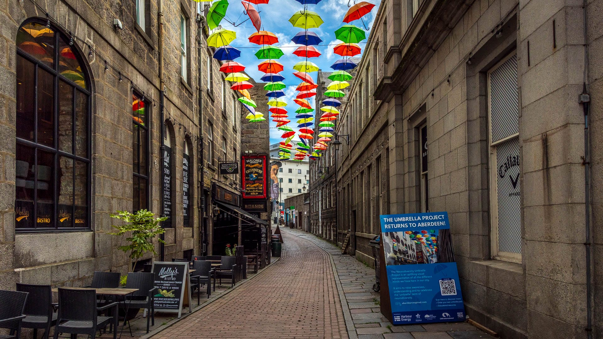 Eingang zur Shiprow, einer Gasse mit alten Häusern. Darüber eine Installation aus bunten Regenschirmen.