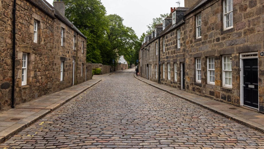 Die Spital Street zeigt die alten Gebäude von Old Aberdeen.