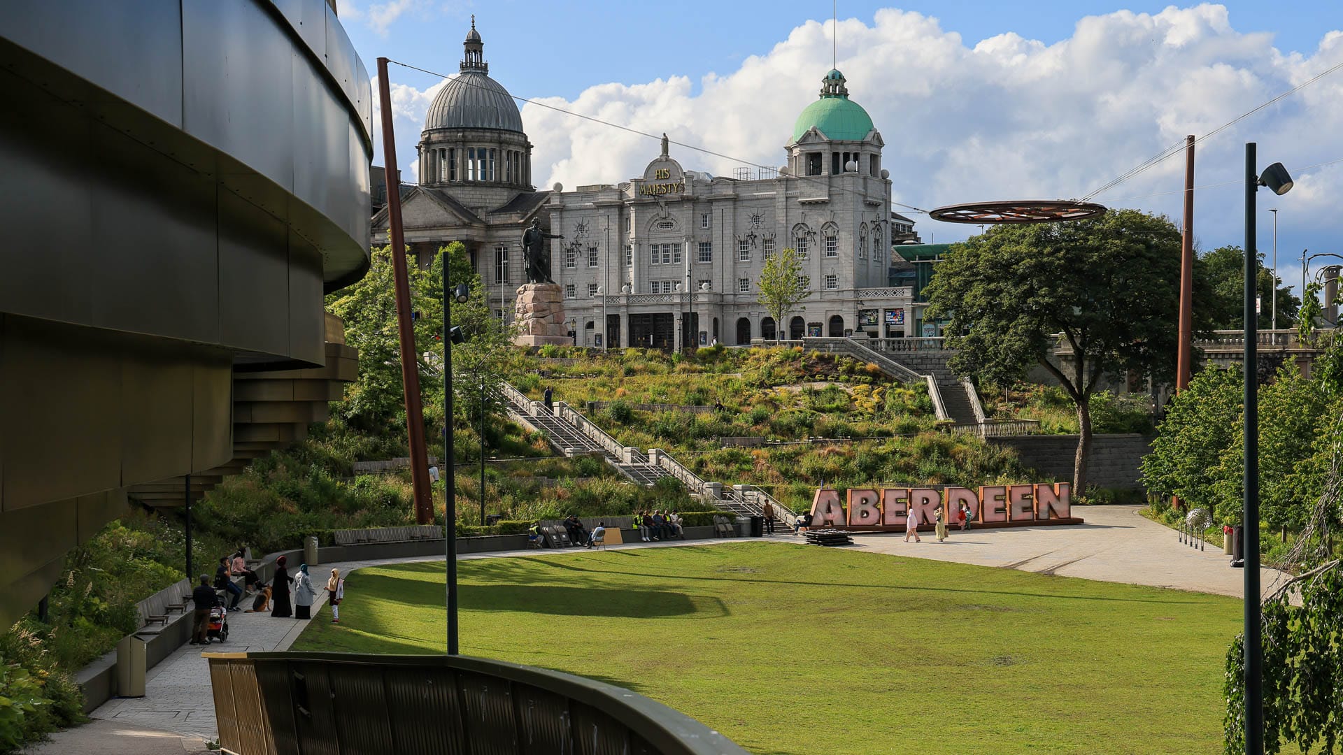 Die Union Terrace Gardens liegen umgeben von alter und neuer Architektur.