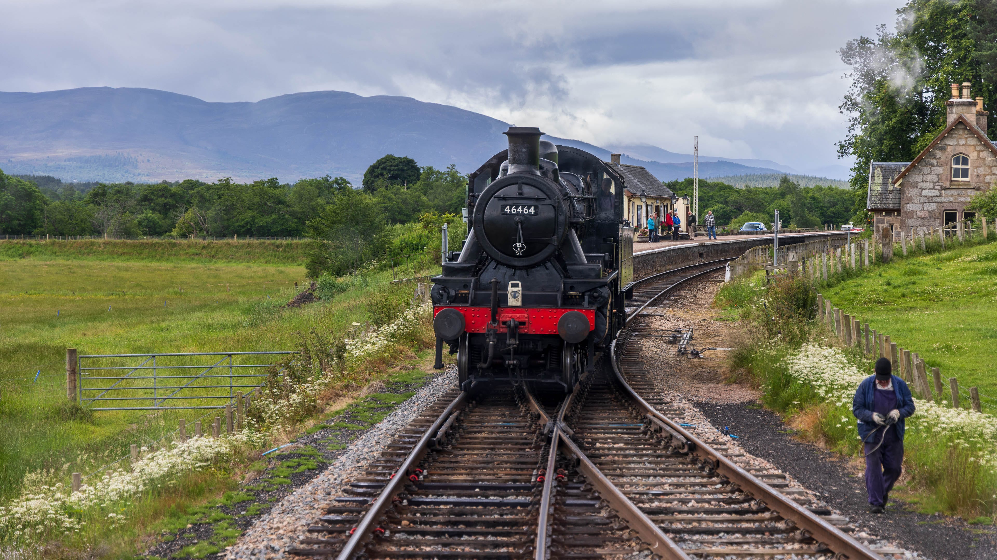 Die Dampflokomotive 46464 ist über die Weiche am Rest des Zuges vorbeigefahren und koppelt nun am Aussichtswagen an.
