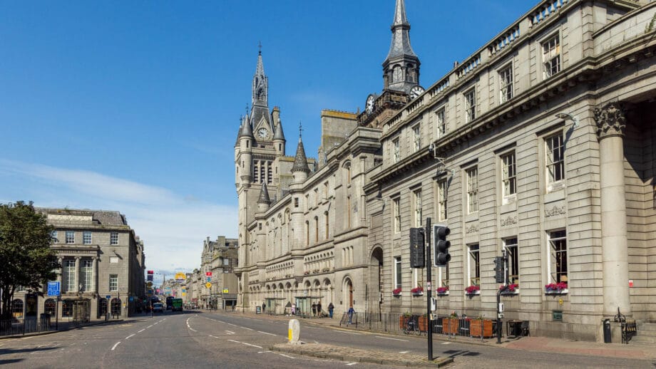 Die Fassade des Rathauses und der ehemaligen Clydesdale Bank an der Union Street in Aberdeen.