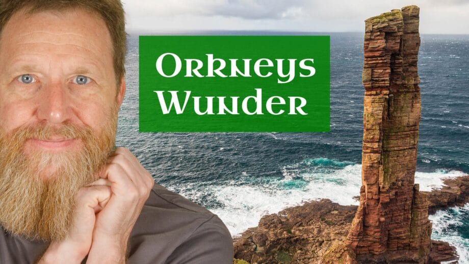 Stephan von MyHighlands.de neben dem Old Man of Hoy auf Orkney.
