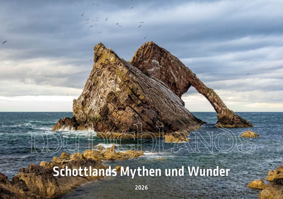 Der Titel des MyHighlands.de Schottland Kalender 2026 zeigt ein Felstor im Meer.
