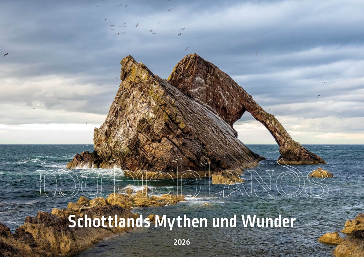 Der Titel des MyHighlands.de Schottland Kalender 2026 zeigt ein Felstor im Meer.
