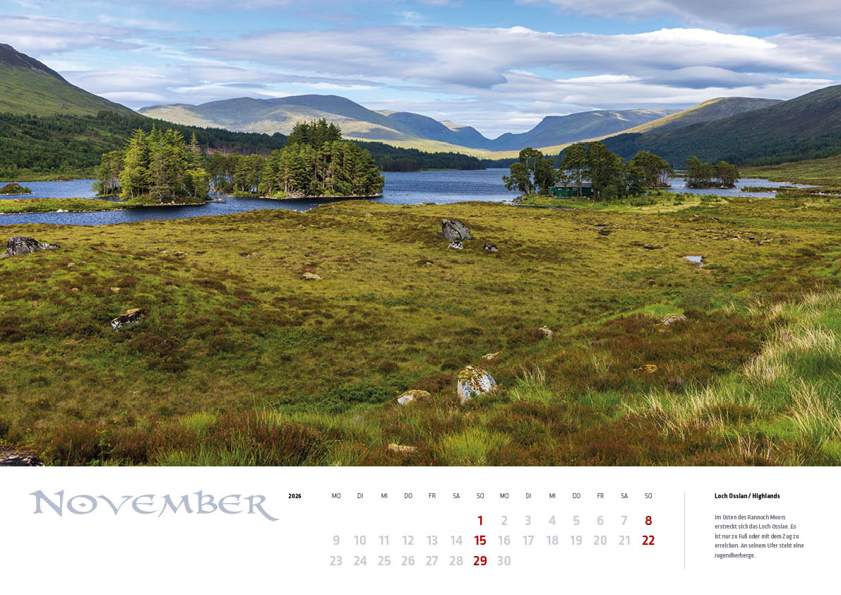 Ein Loch in der Ferne, umrahmt von Bergen, auf dem Kalenderblatt November des MyHighlands.de Schottland Kalenders.