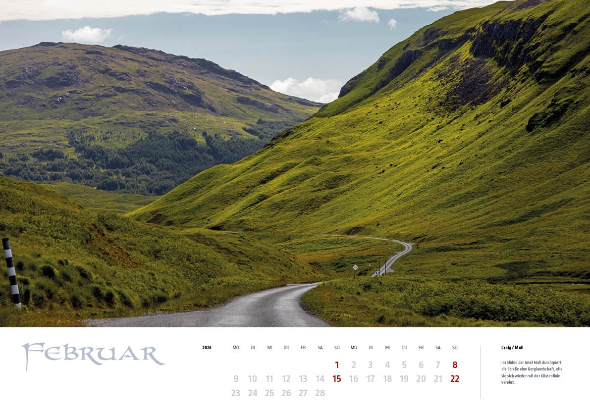 Eine Straße zwischen zwei grünen Hügeln auf dem Kalenderblatt Februar des MyHighlands.de Schottland Kalenders.
