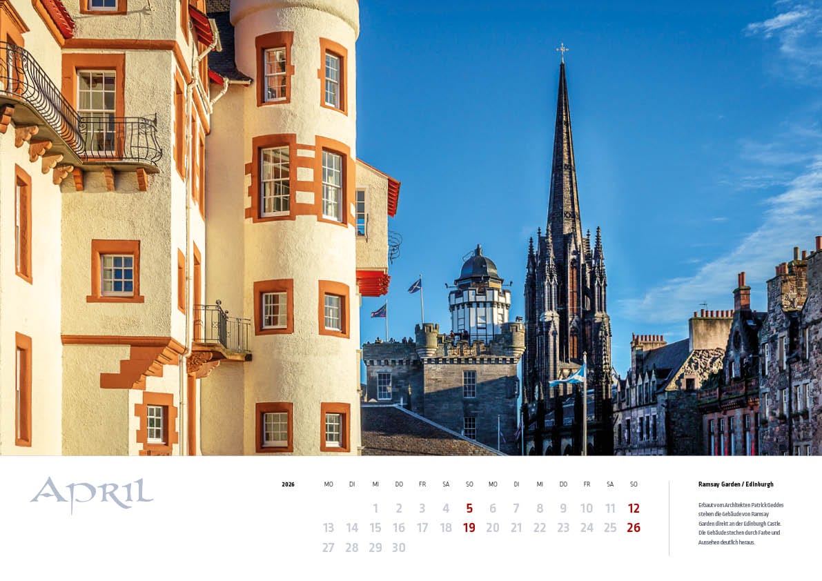 Ein weißes Gebäude links und die Tron Kirk in Edinburgh rechts auf dem Kalenderblatt April des MyHighlands.de Schottland Kalenders.