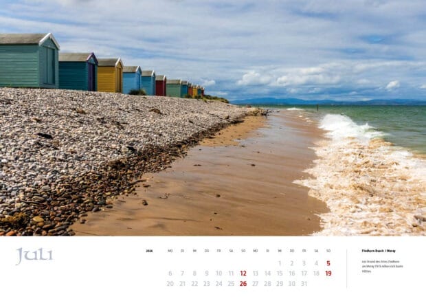 Ein Sandstrand mit bunten Hütten auf dem Kalenderblatt Juli des MyHighlands.de Schottland Kalenders.