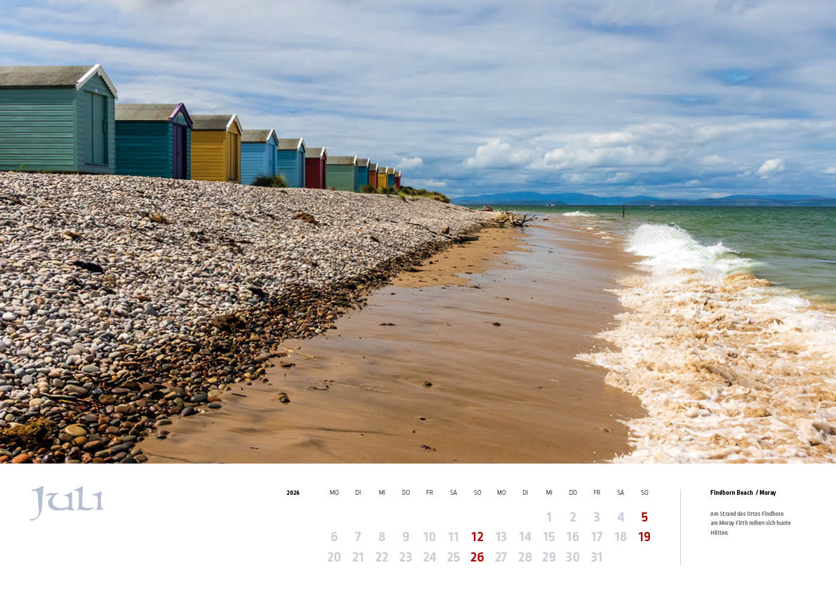 Ein Sandstrand mit bunten Hütten auf dem Kalenderblatt Juli des MyHighlands.de Schottland Kalenders.