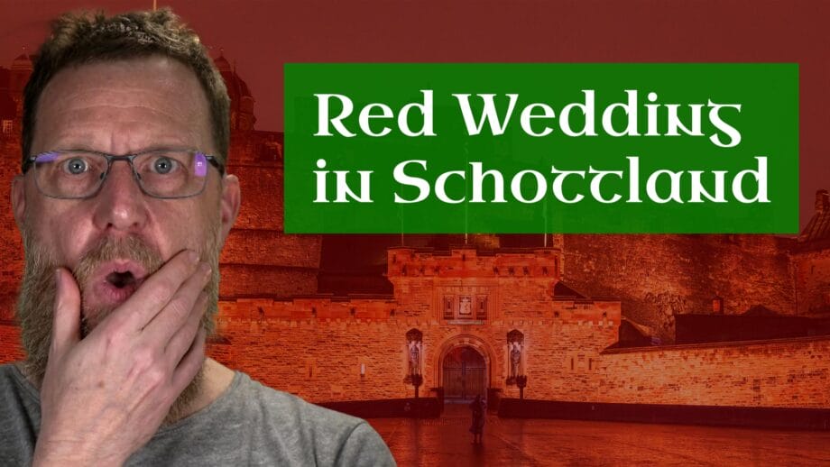 Ein entsetzter Mann neben dem Eingang zur Edinburgh Castle