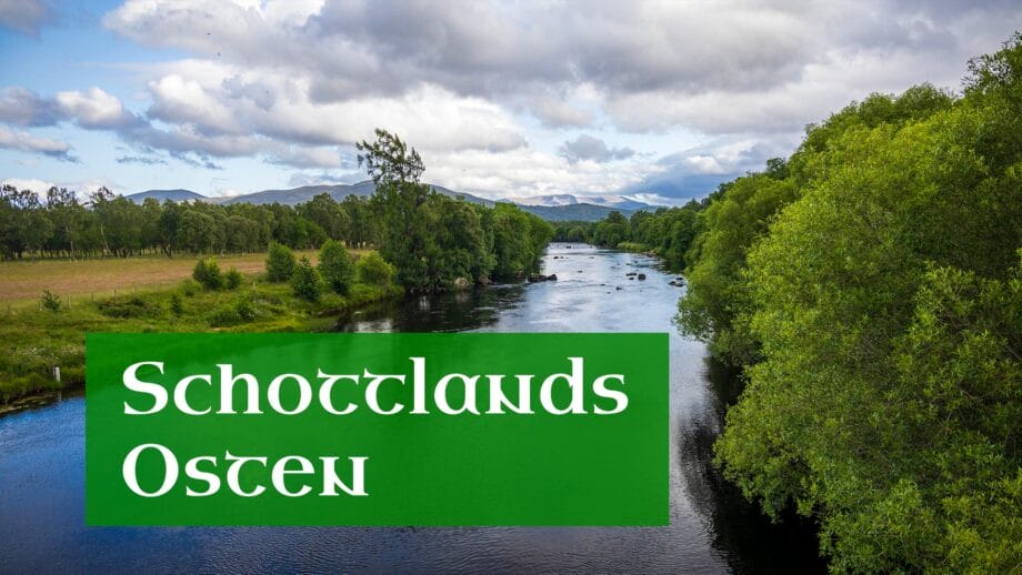 Eine Flusslandschaft am River Spey in Schottland.