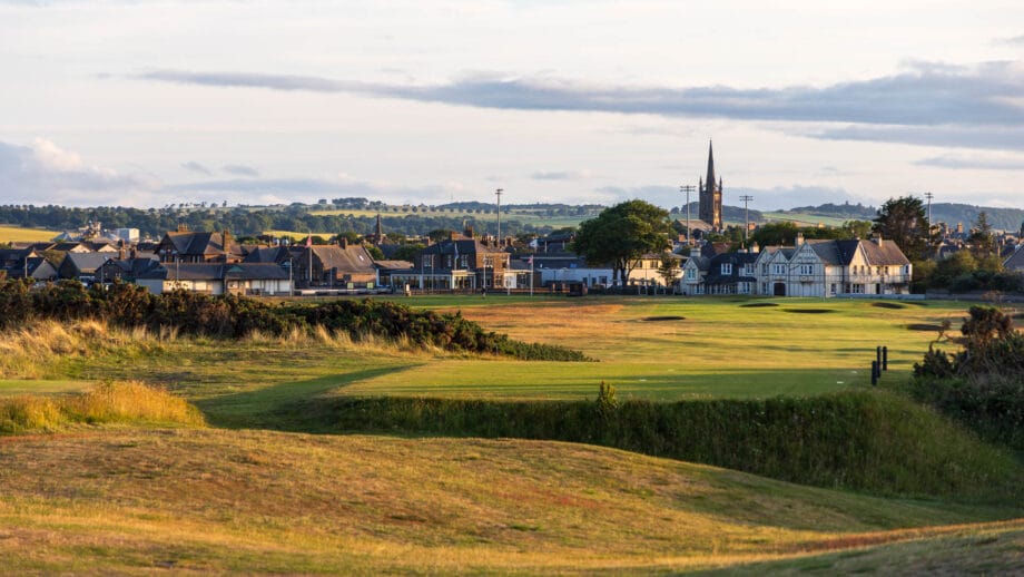 Blick über den Golfplatz auf die Stadt Montrose.